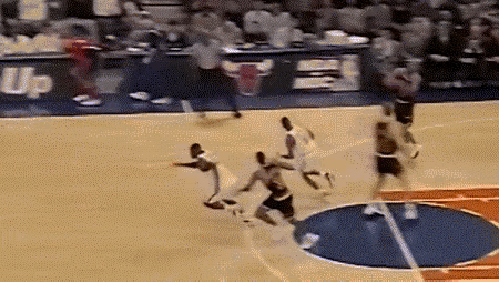 以下镜头中，尤因想要造乔丹进攻犯规，可是当时的乔丹的速度实在太快了，尤因都不知道