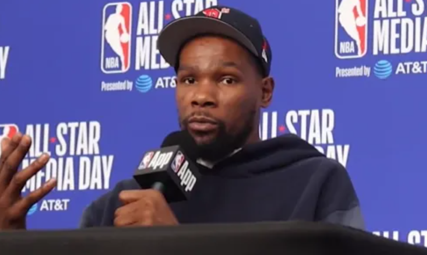 火箭球员凯文-杜兰特参加了NBA全明星周末的媒体日采访。采访当中，杜兰特谈到了