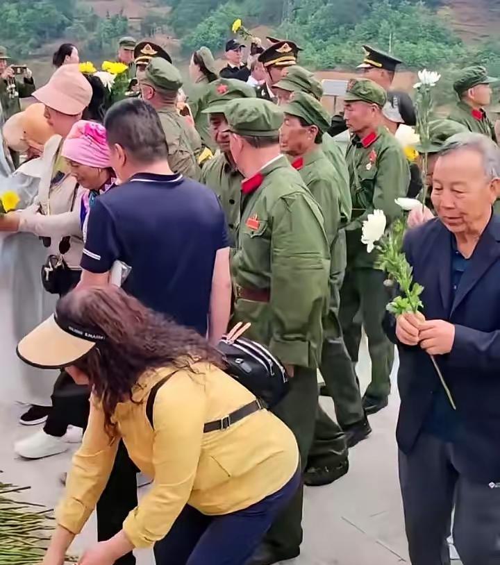 麻栗坡那个地方，我跟你说，真的不能轻易去。你会看到一群穿着旧军装的老头，一排一