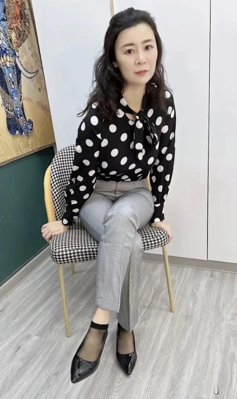 普通的50岁女性如何保持气质?穿搭上，别穿得太花哨，选基础款素色衣服，像大圆领、