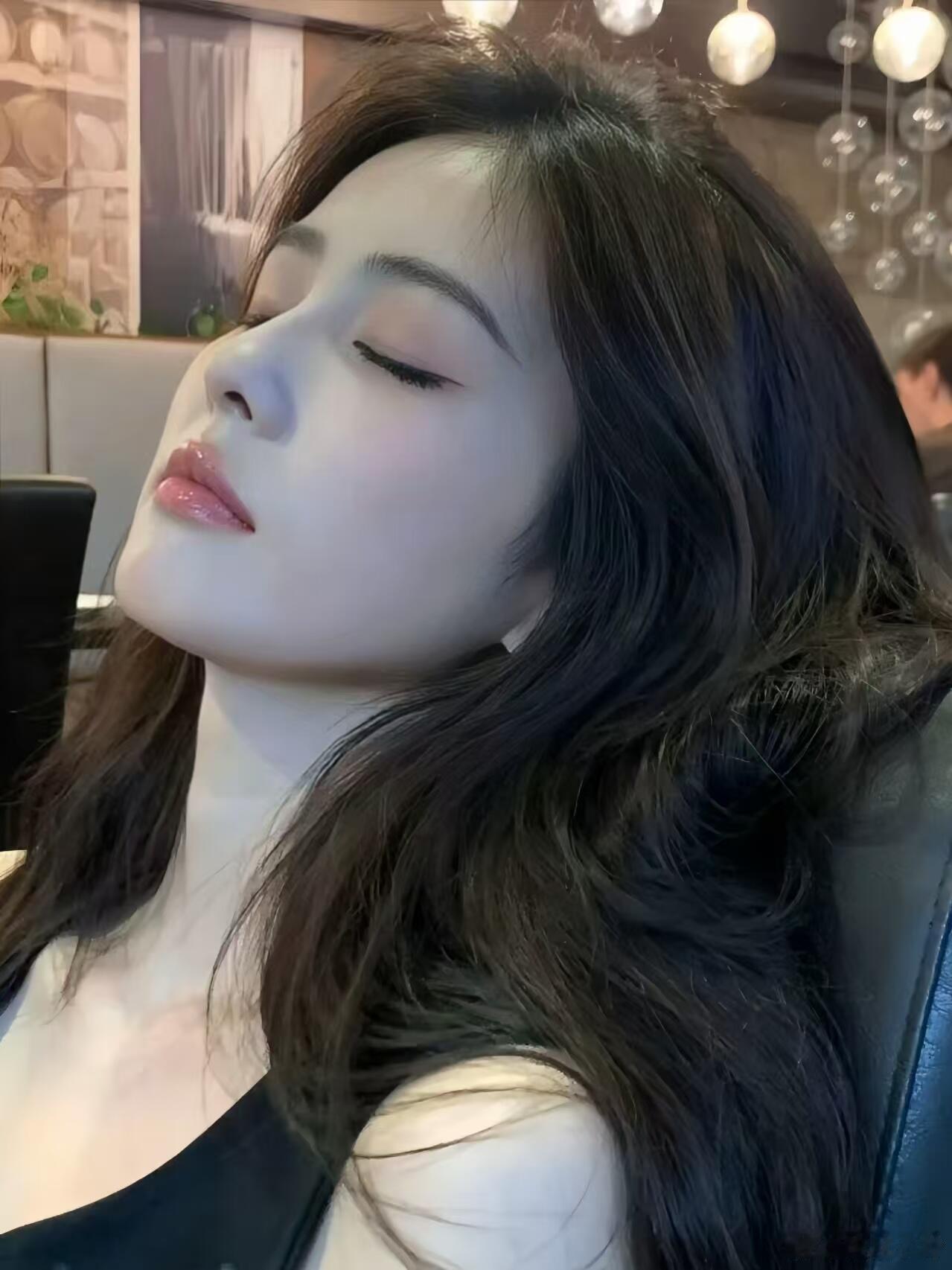 白鹿的眉毛属于细长弯月眉，从眉头到眉峰过渡自然平缓，眉尾微微下落，形成眉包眼的效