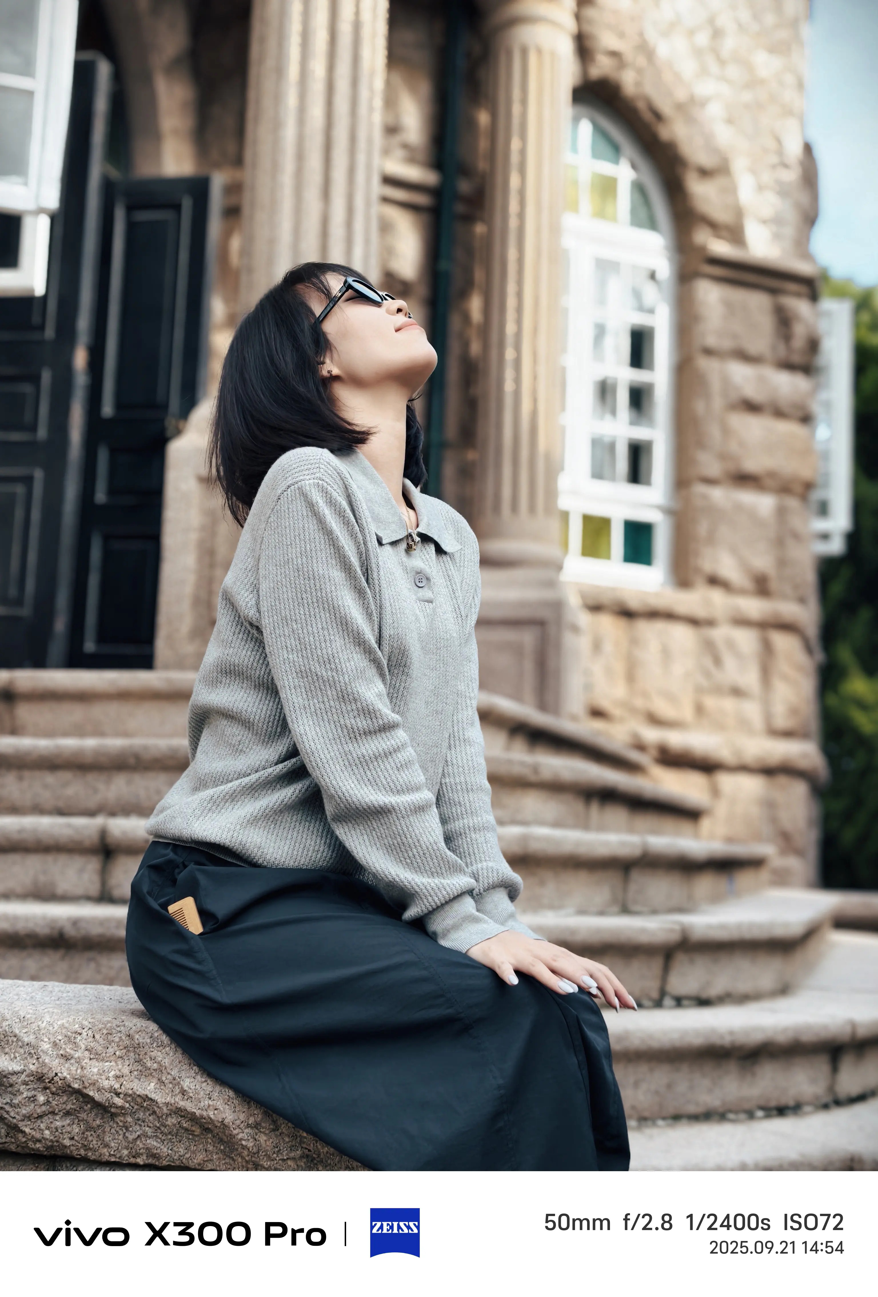 vivoX300Pro：欧式建筑旁的人像场景50mm焦距清晰呈现服饰纹理、