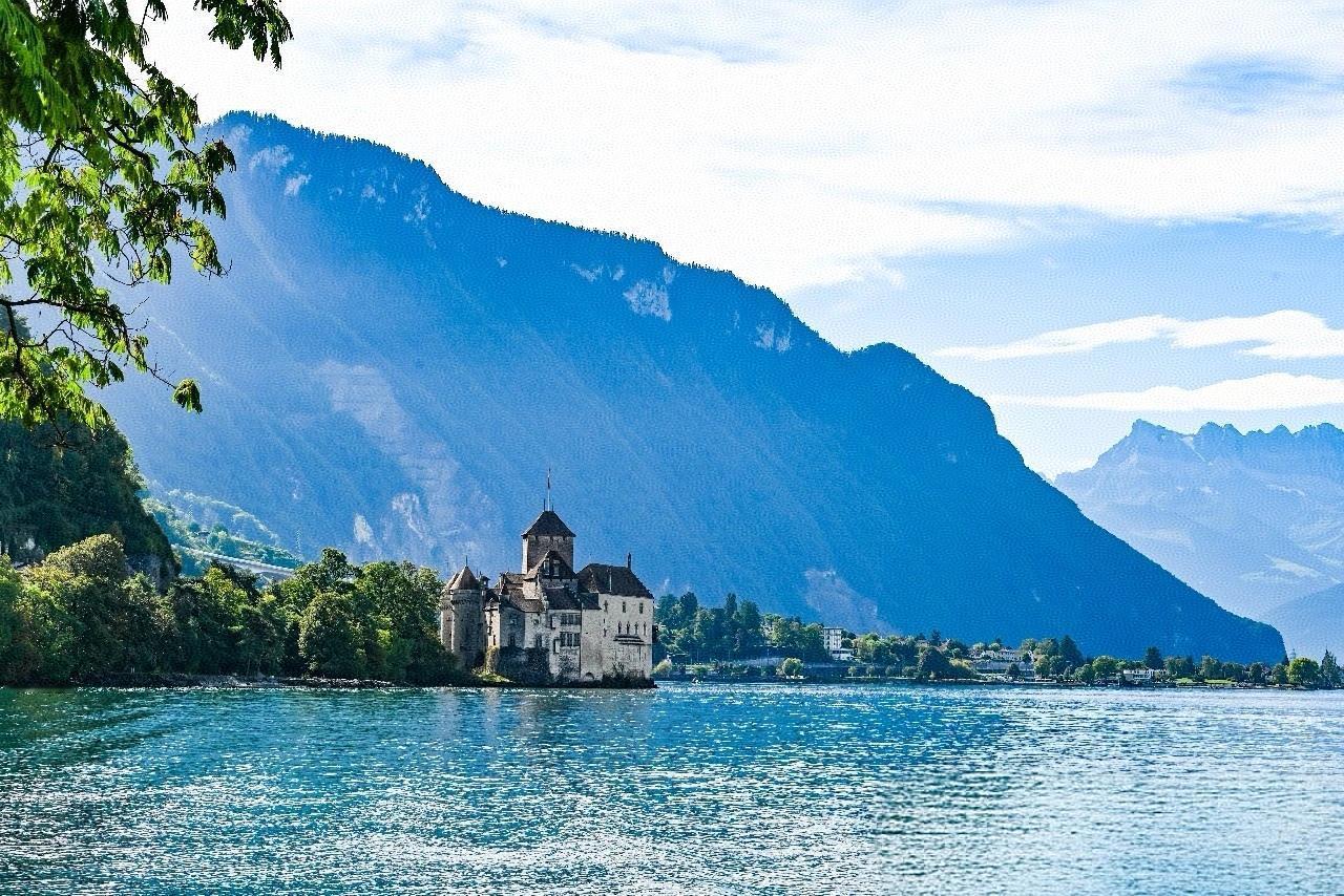 昨天和一位南京重点高中孩子的家长聊天，他家孩子就读于该校最好的高中，还在最好的班