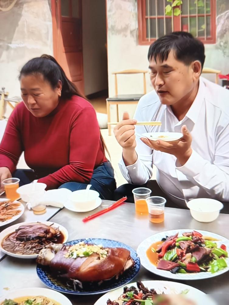 国庆当天，大衣哥和大衣嫂一同到村里赴喜宴，按当地的俗话叫做出份子。席间博主上