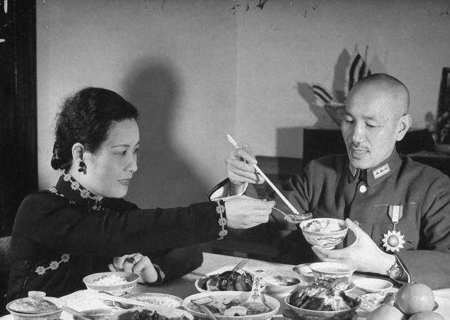 蒋介石的菜单，二十六年没人敢换。士林官邸的厨师林昌城记得：一碗鸡汤，一碟盐笋，一