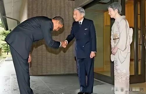 奥巴马见到日本天皇时，握手时深深的鞠躬，显得非常的谦卑，从形式上看，奥巴马对天皇