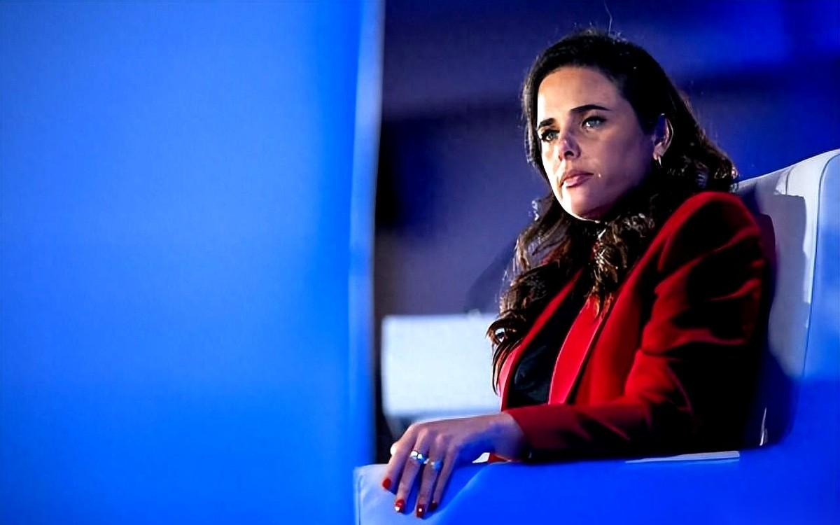 最狠的打脸，莫过于此。你一个前内政部长、司法部长，天天在台上喊着“安全、权威”