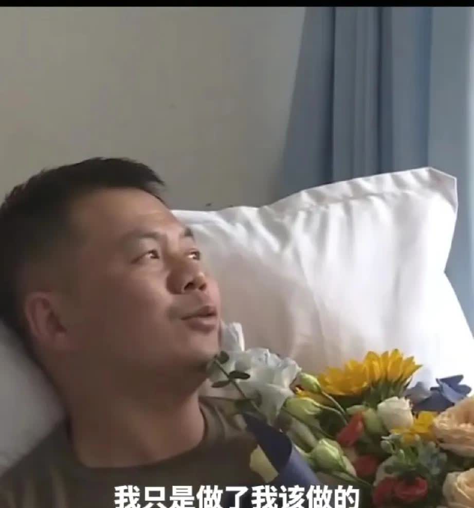 近日，在商丘城湖，一对情侣发生争吵时，妻子忽然跳水，丈夫见状跳水营救，不幸被困水