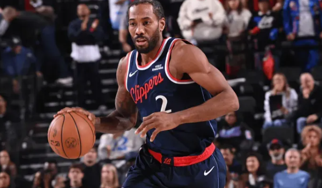 明日NBA常规赛，快船对阵篮网。据报道，快船前锋科怀-伦纳德因左膝挫伤和生病而