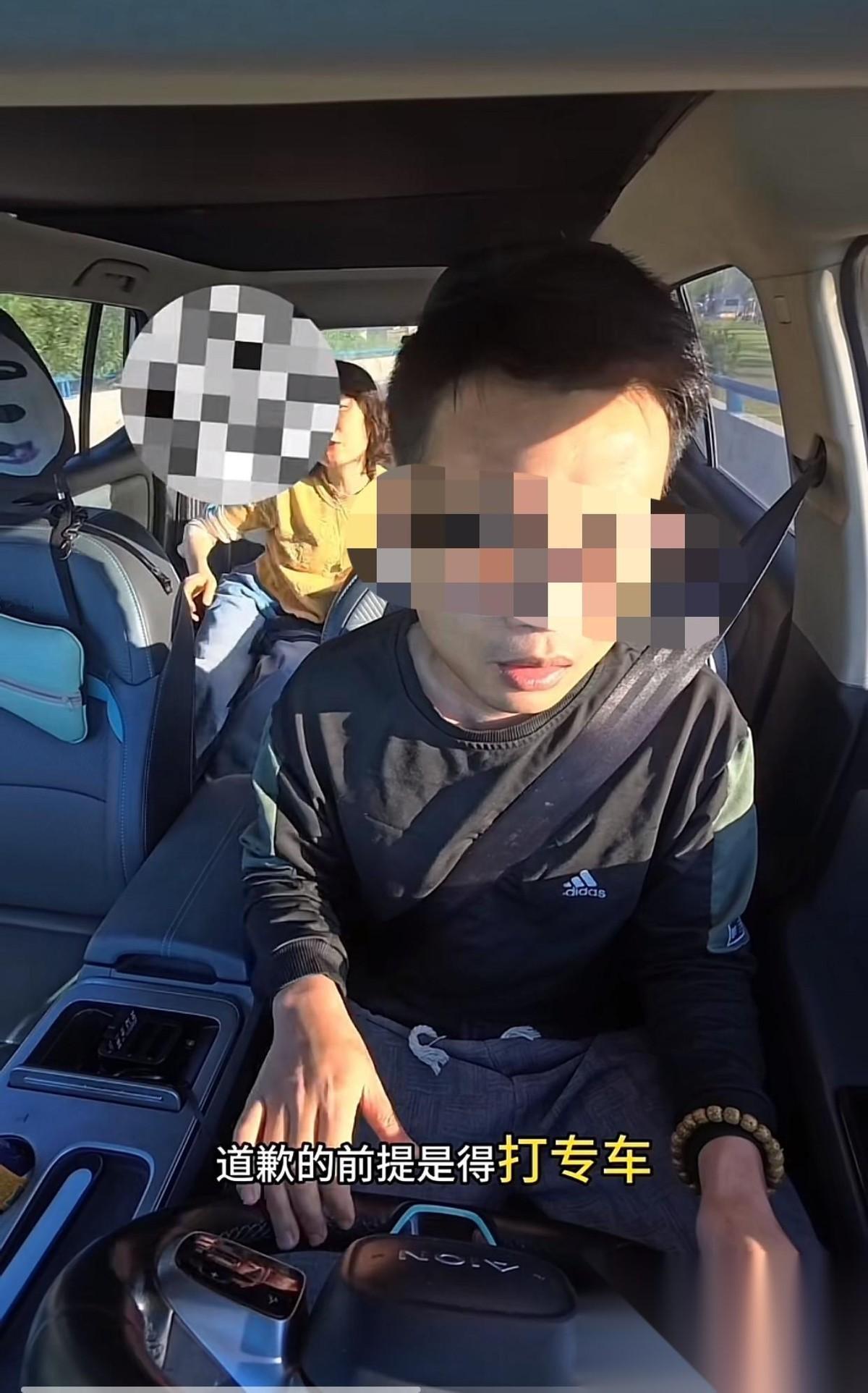 近日上海，一网约车司机接了个机场订单，女乘客告诉他在T1-2区没停准位置，偏了十
