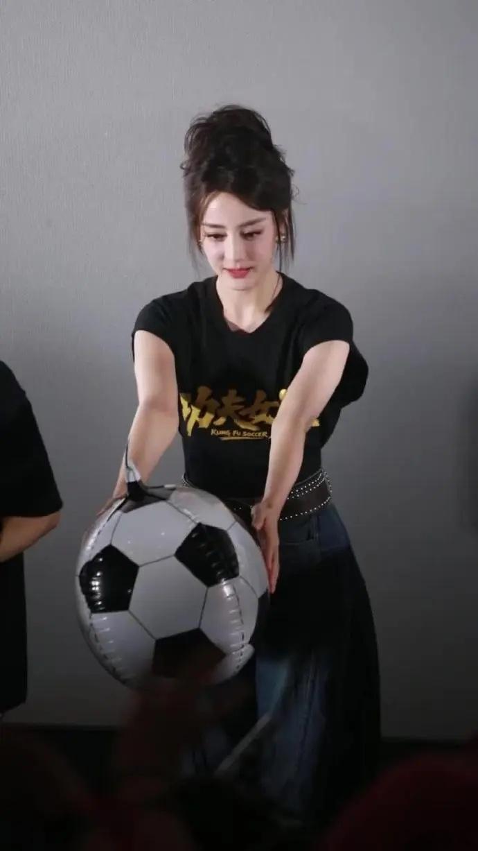 1.迪丽热巴正勇闯电影圈，在星爷的新作里也是真的放飞自我的出演，不用刻意再装成高