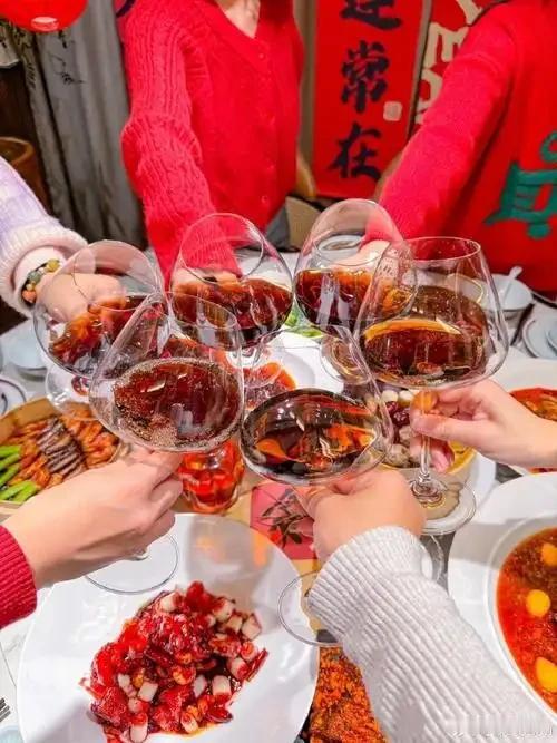 这个年我过得相当纠结。嘴唇顶个白泡谁见谁说是贪吃什么烫的！更难受的是看到别人大