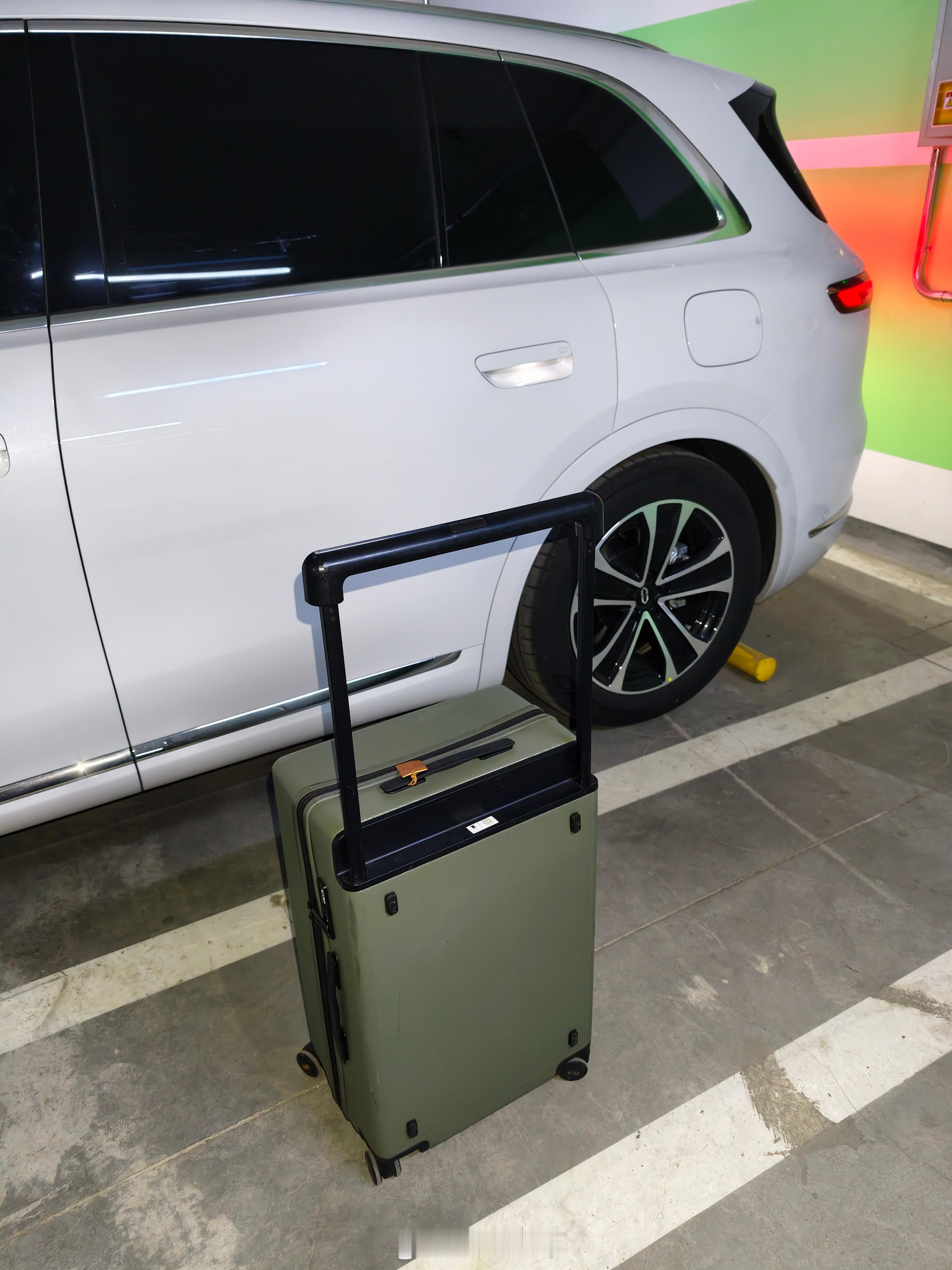 出个大差，全新问界M7，遥控泊车，开出车位轻松放行李。白色搭配智驾小蓝灯，太好看