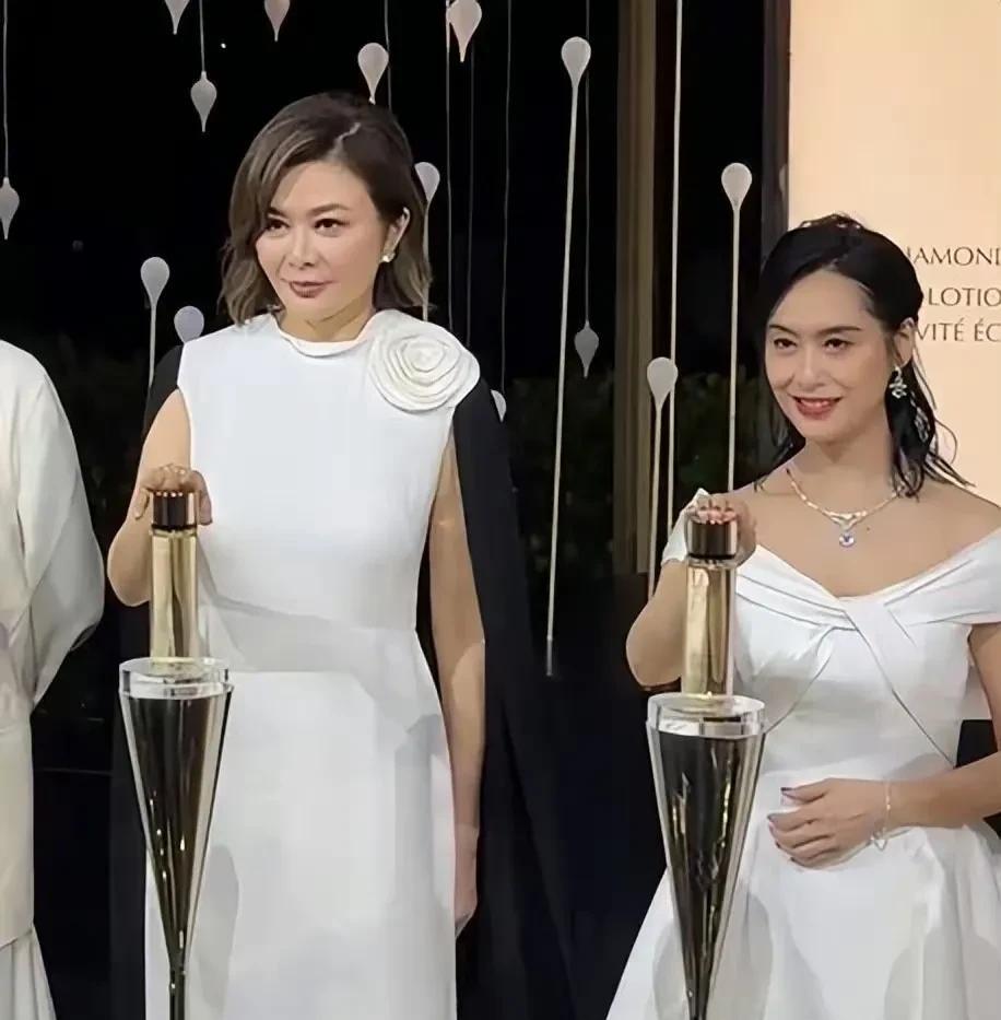 香港那两位女神级人物，关之琳和朱茵居然同框了！关之琳穿了件白裙子，配个黑披风，