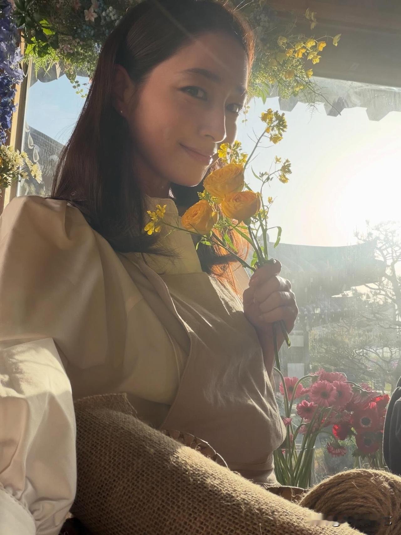 1日，演员李秉宪的妻子李敏贞在Instagram上传了照片。照片中，李敏贞手捧一