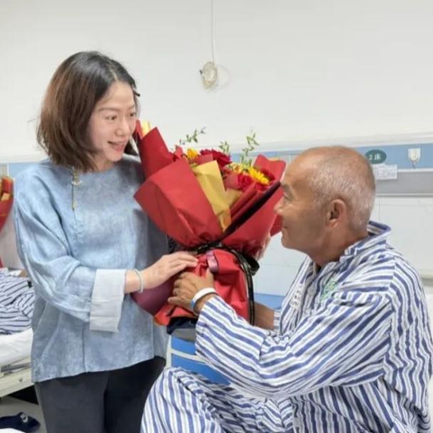翁帆从杨振宁去世慢慢走出阴影，参加新疆老兵白内障公益活动，捐款60万元八一