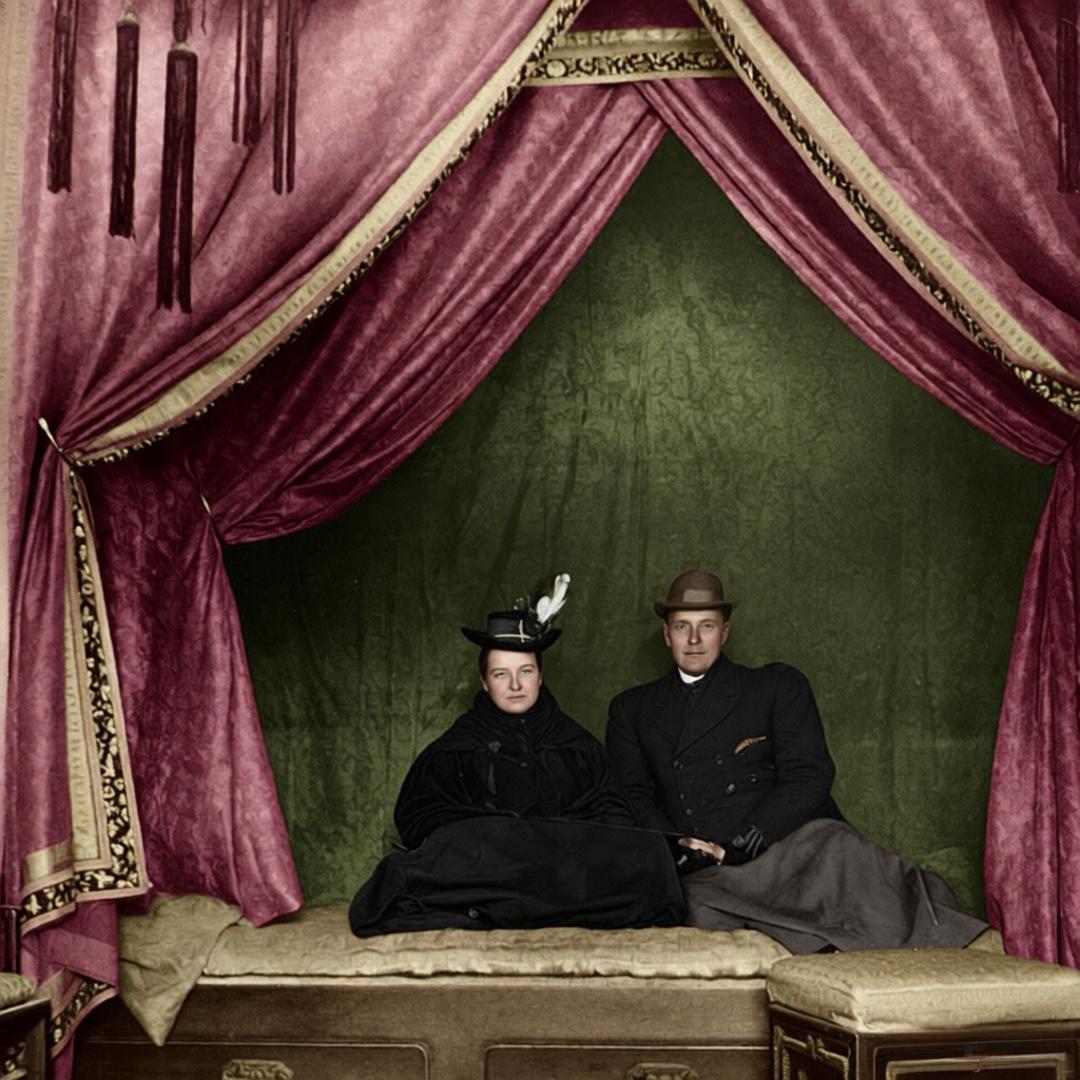 1900年庚子国难，西苑瀛台涵元殿，曾囚困光绪帝的寝宫，皇家龙床被两位美国女牧师