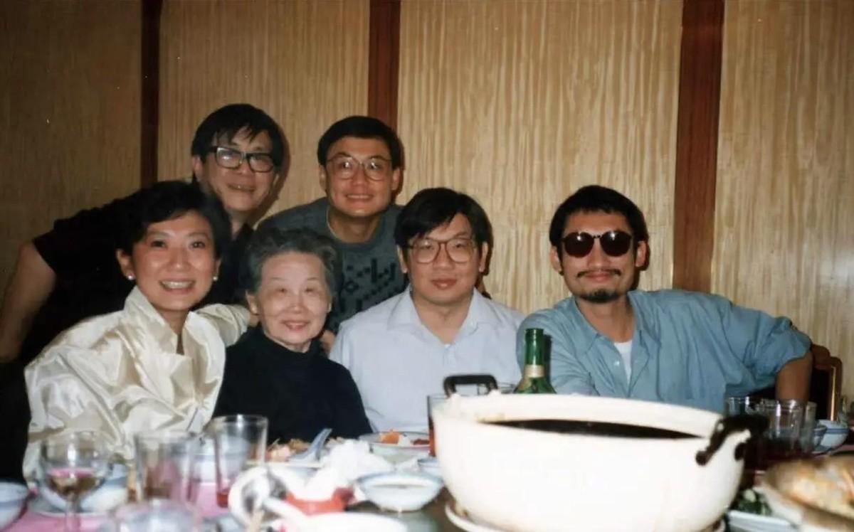 被全家盖章通过的婚姻，照样说散就散，这才是施南生最狠的一课。追思会上亲哥施苏拯就