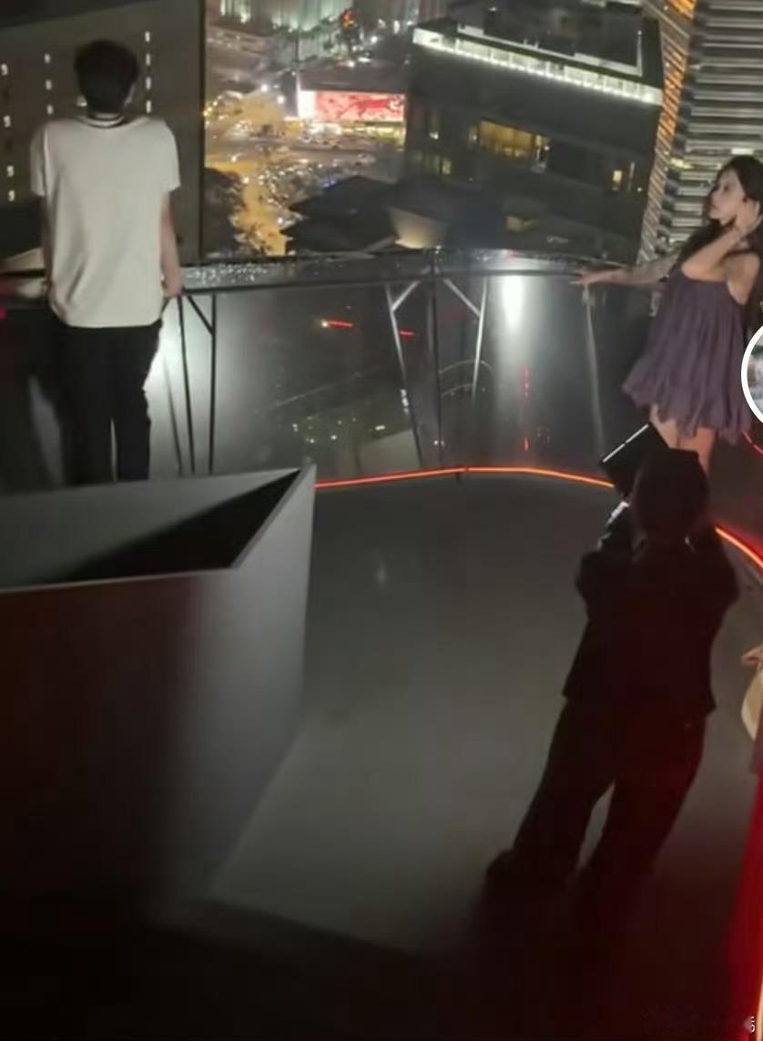 曝韩安冉带男生一起在国外旅游都离婚了韩安冉跟谁一起旅游没人管得着啊[捂脸哭]人家有