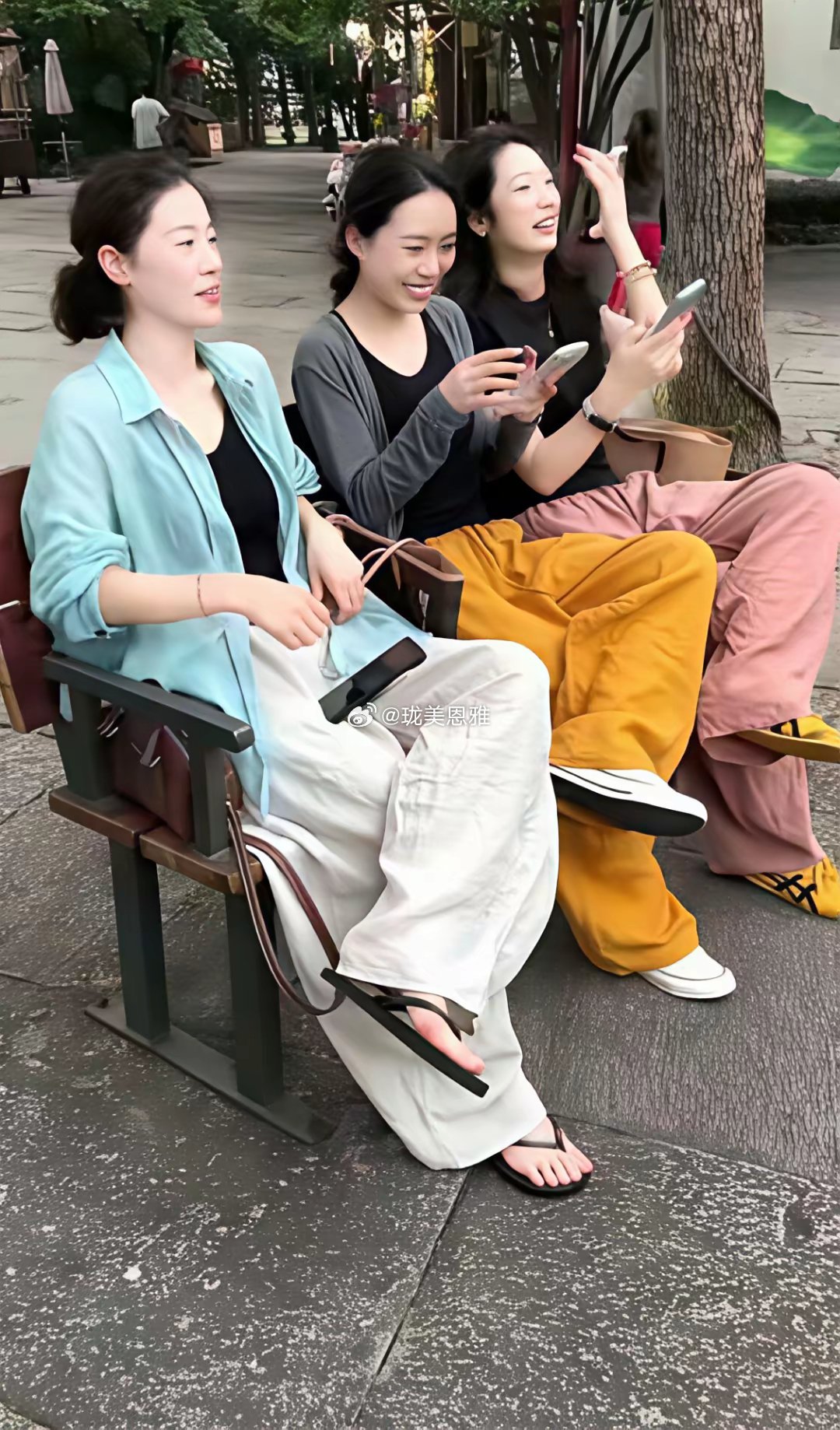 现在的女孩儿为什么都喜欢穿这种衣服在以前这不是大妈才喜欢穿的吗？