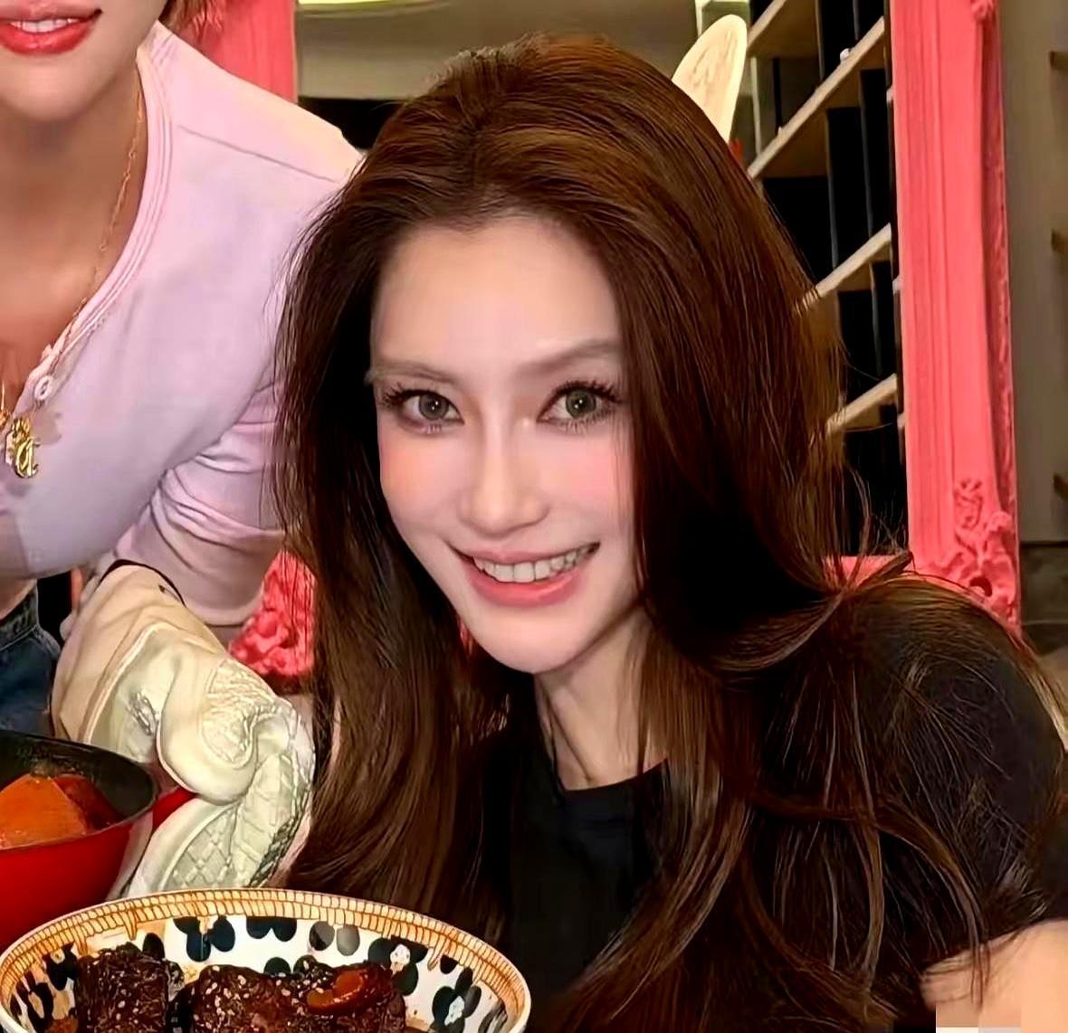 疯马秀后第800天，她还在靠脸吃饭？800天前，杨颖去巴黎看了一场秀，镜头