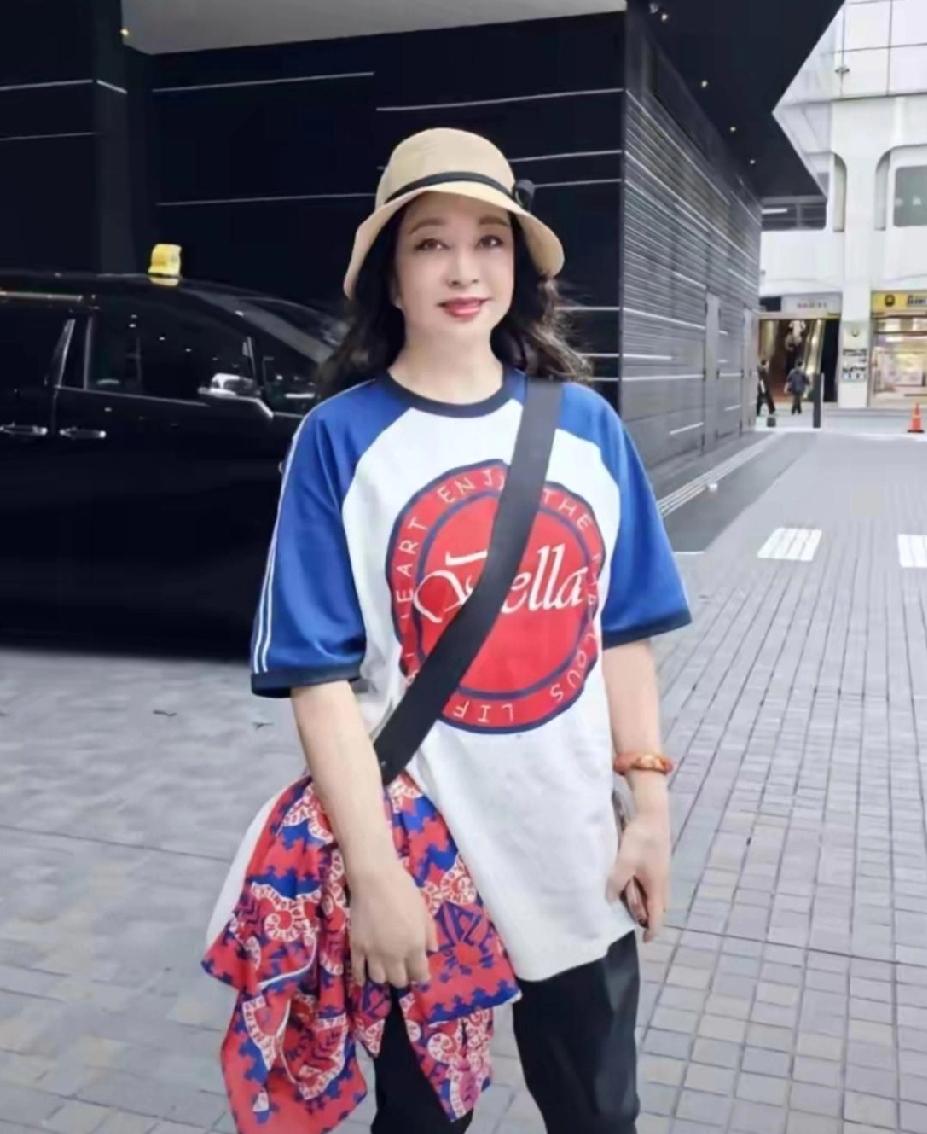 刘晓庆又晒照了，这应该是美颜开到顶级了吧。