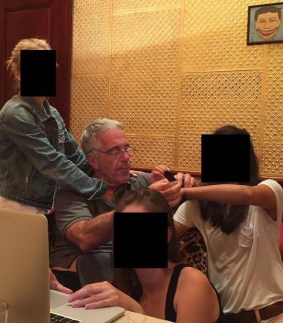 白宫刚刚公布了超过10万份来自爱泼斯坦档案的文件，其中包括对受害者的最新视频