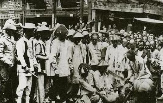1855年，京城，小刀会一名女将被凌迟处死，她被五花大绑地捆在木桩上，衣服被扒光