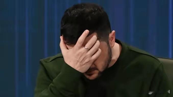 泽连斯基战后如不逃亡海外，将会被新政府清算。12月18日据乌克兰民调显示，60