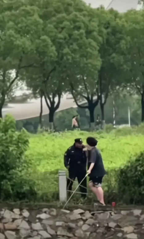 南京某大学生在不允许钓鱼的池塘垂钓。保安让他不要在那里钓鱼。他直接用国骂问候保安