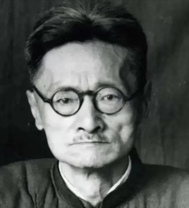 1917年，刘文典到北大教书。一天，辜鸿铭问他：“你教什么课？”“汉魏文学。”刘