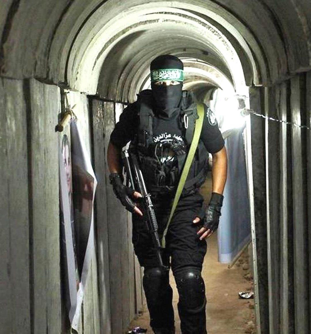 非常时刻，哈马斯还是选择了投降保命！多方消息，哈马斯已同意向美国交出武器和地道地