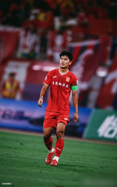 向余望在替补席坐了整整120分钟，连上去热身的镜头都没几个。U23国足教练组把一个专门练点球的前锋按