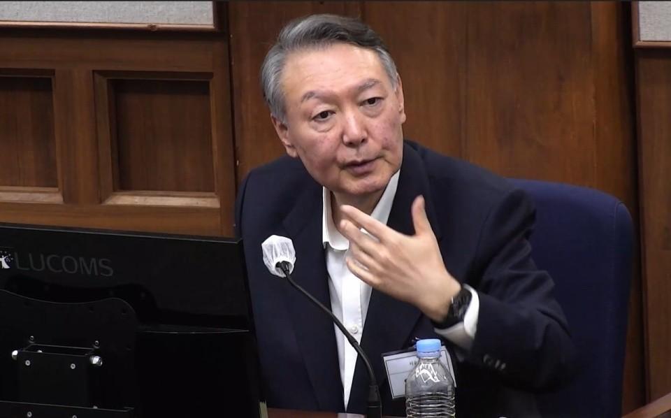 听到被判死刑，头发花白的尹锡悦，当场笑容满面，迅速环顾四周调查尹锡悦的时间已逾