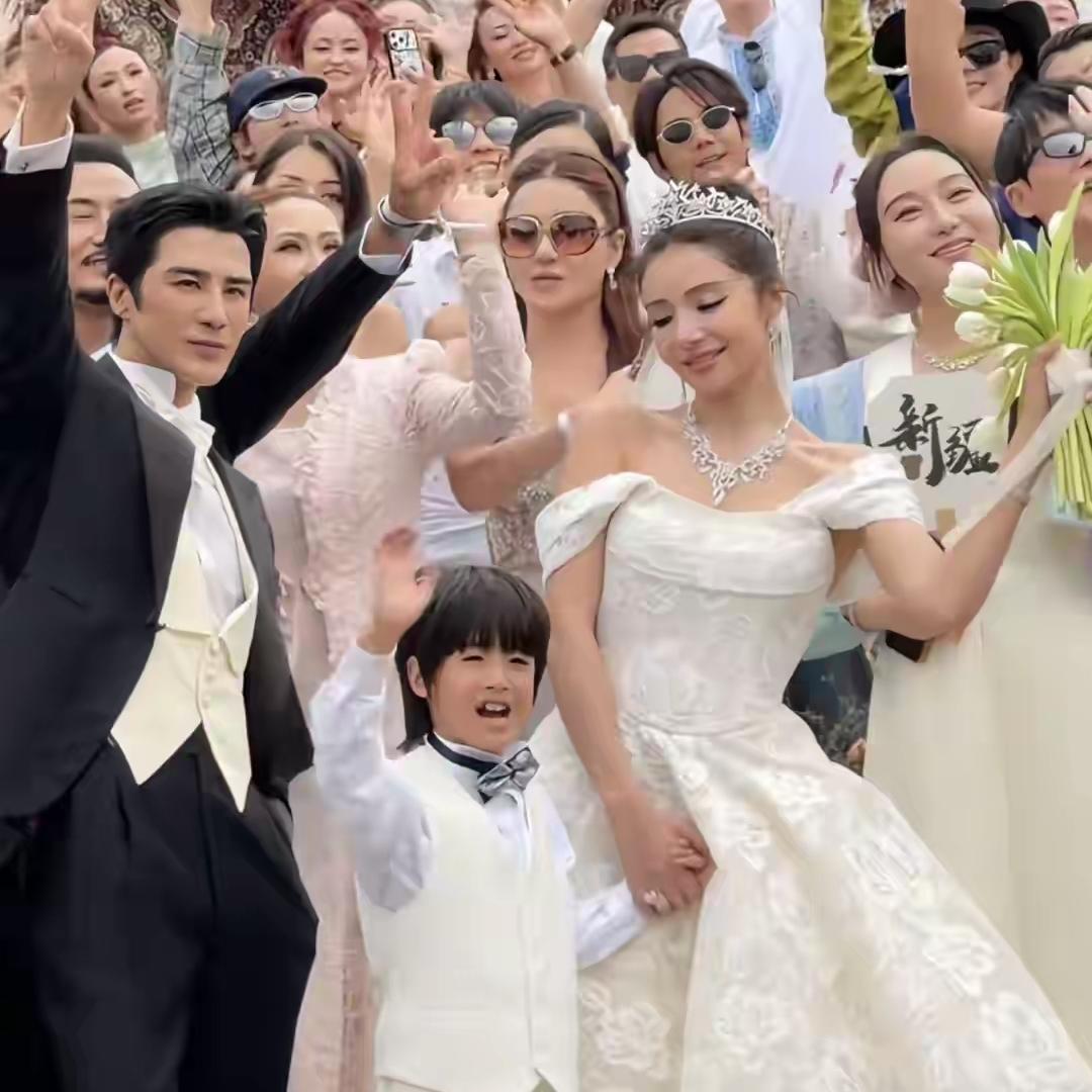 麦迪娜好歹也是娱乐圈的女明星，但是她的婚纱也太影楼风了，镜头里出现的这几套，