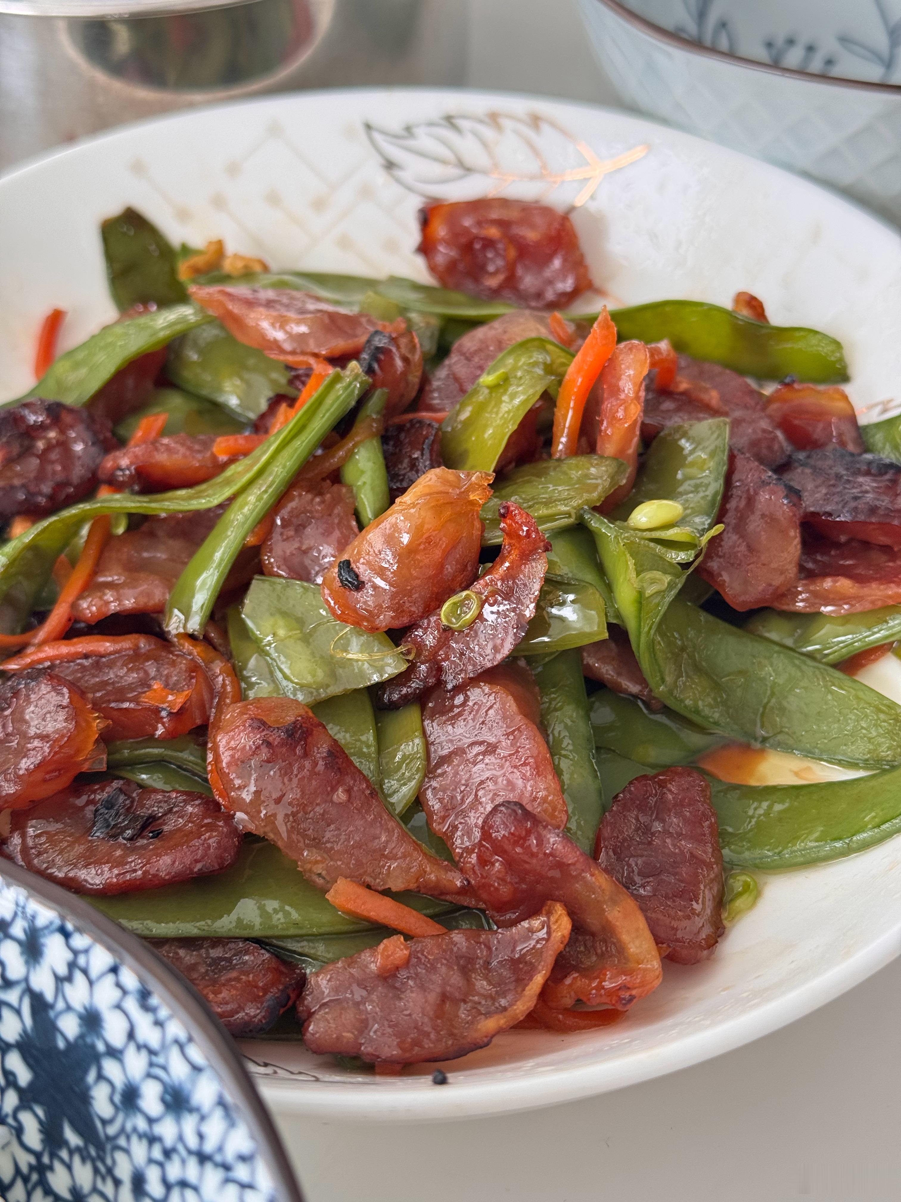 在家买的腊肠，好好吃，很下饭！我买甜口，炒的时候不用另外放盐就刚刚好，就是火有