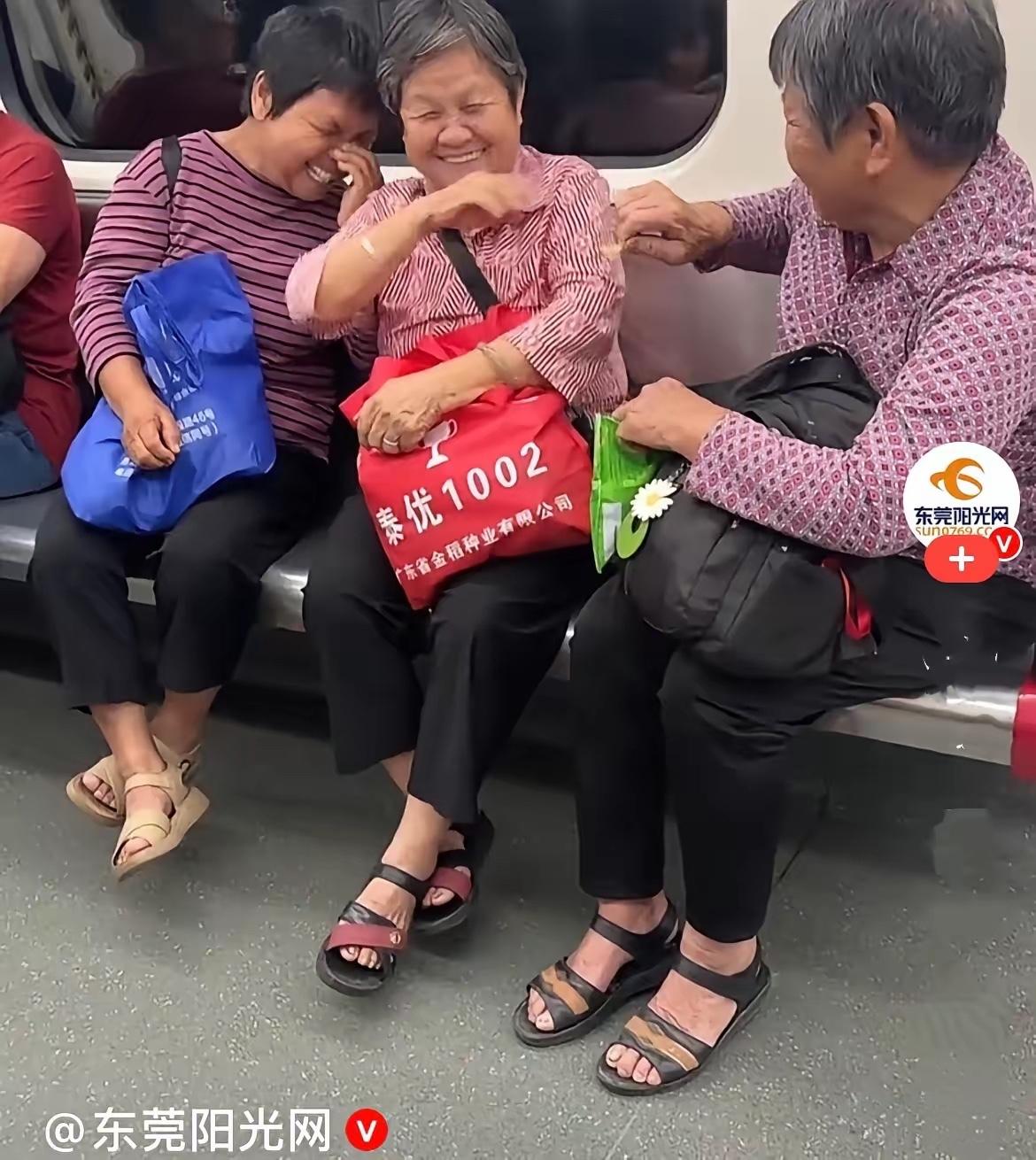 近日，在广东广州地铁上，无意间看到特别治愈的一幕……地铁里偶遇三位年过六旬的阿