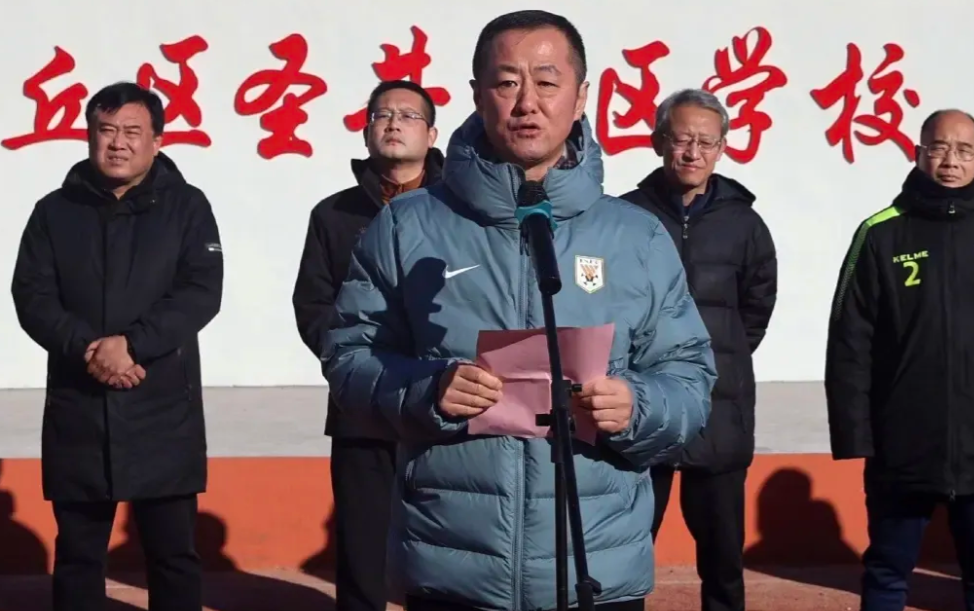 山东泰山足球队完成管理层换血，范学伟出任领队，家长副总经理宿茂臻，主教练韩鹏，助