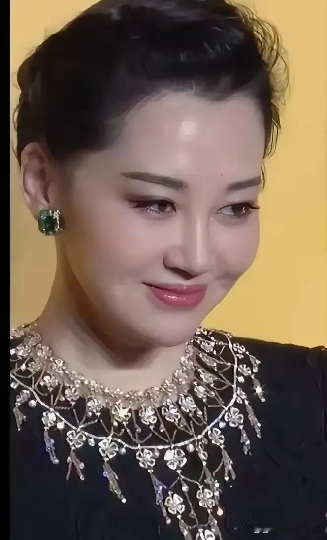 她都50多岁了，但是在她身上却看不到一点岁月的痕迹，一点老态都没有，还是那么的年