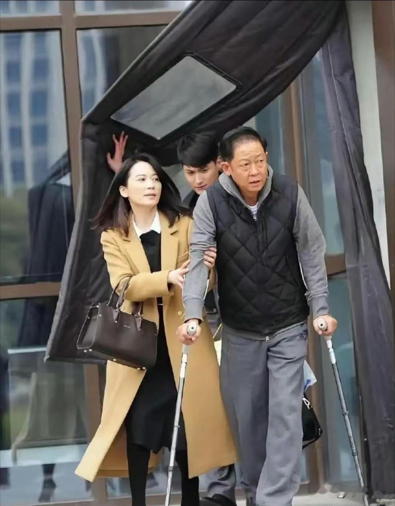 王志文旁边的美女演员好有气质啊，看起来好面熟，但就是想不起名字，大家有人认出她是