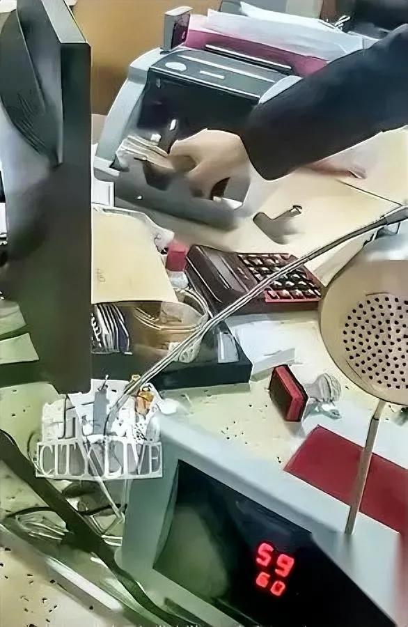 离谱！银行柜员私吞5块钱后续操作让全网炸锅湖南娄底这事儿刷新认知：柜员当