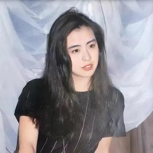 1990年，王祖贤第一次去北京拍广告，片酬200万。坐出租车时她给司机5块钱，司