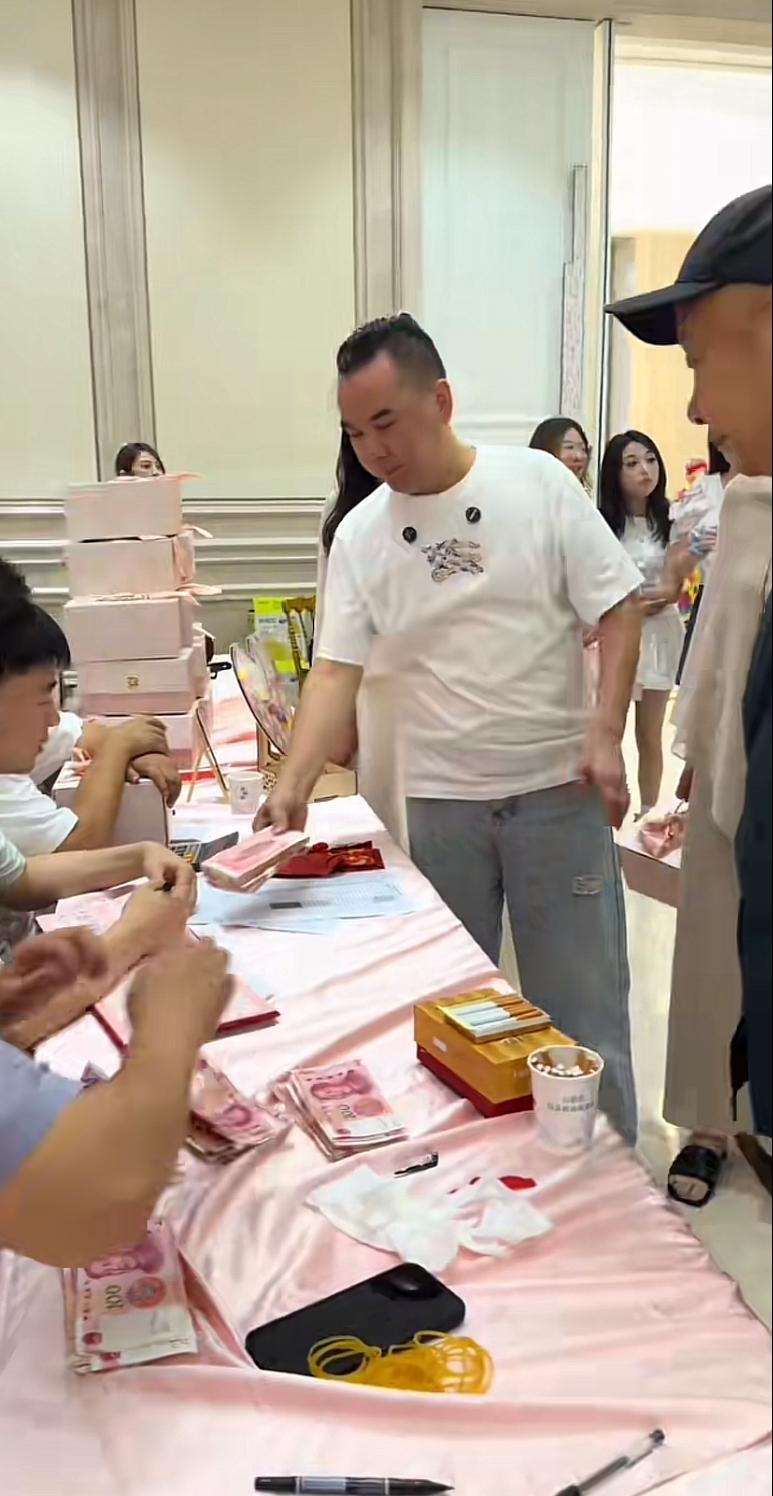 上海阿牛哥，随礼2000元，出手就是王炸。给堂兄弟的孙女百日宴随礼两万块，还带上