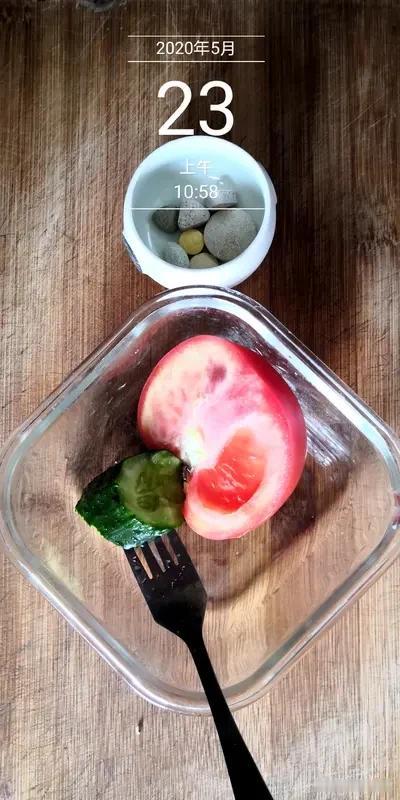 8+16轻断食第六天记录早晨下雨，没有跑步。早餐吃得比较早，豆浆一大碗，应该有