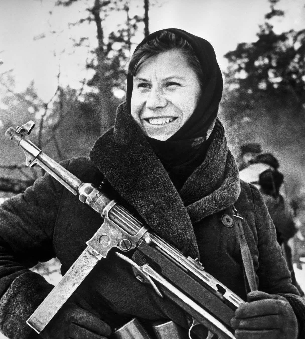 冲锋枪还是人家的好啊——图1，1943年，白俄罗斯，当地游击队女战士娜斯佳手持一