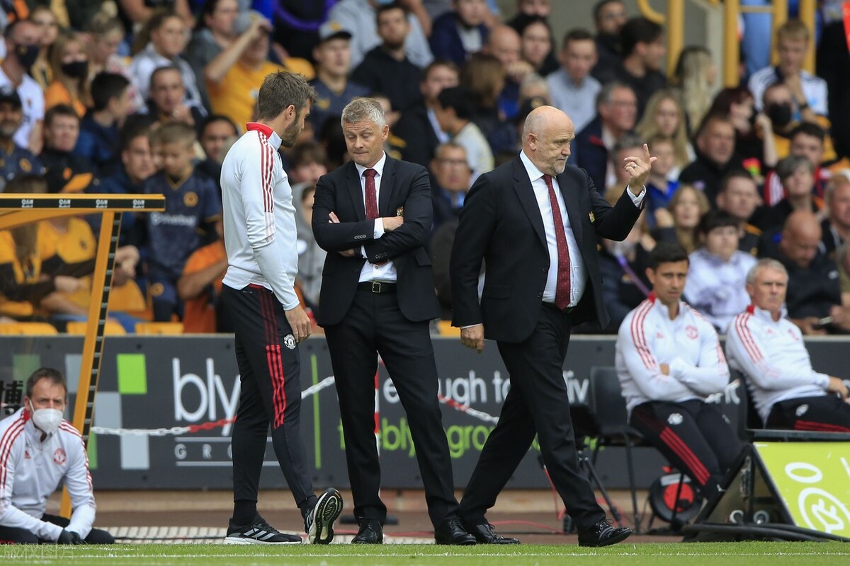 英超网红曼联深谙流量游戏规则，大嘴内维尔独家爆料，巧妙揭示卡里克未来命运！