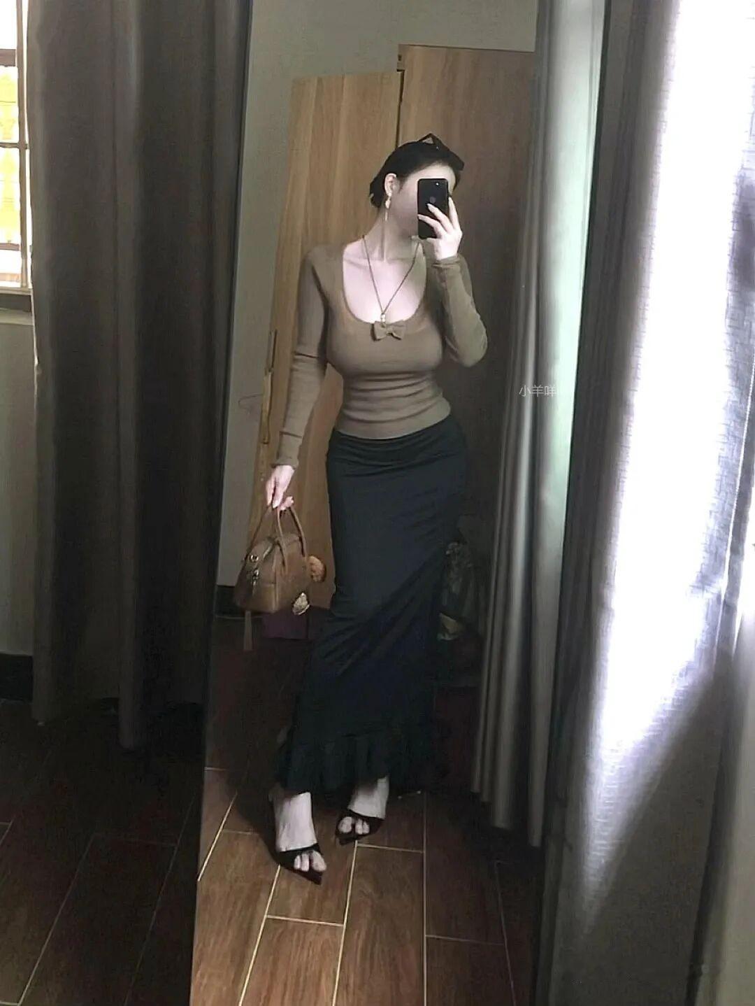 公交车上给一位老奶奶让座，老太太很是健谈：“小伙子不错，长的也好看，多大了啊?