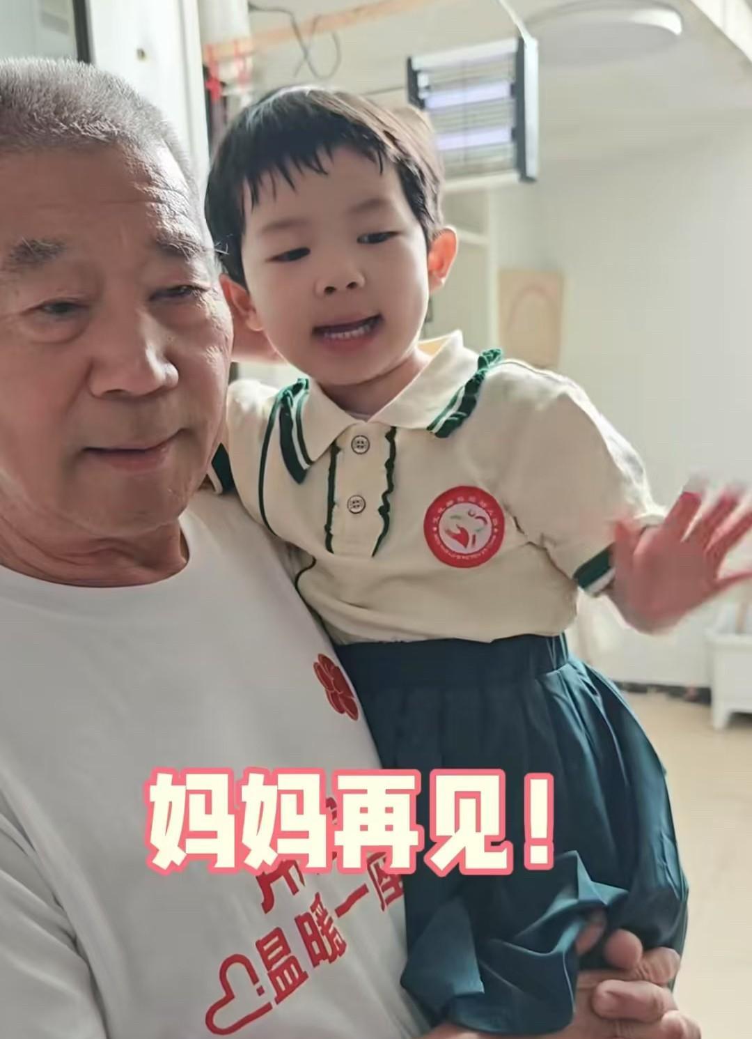 五岁天赐由74岁爷爷照顾，妈妈很少陪伴。年过古稀的黄维平，承担着家中所有