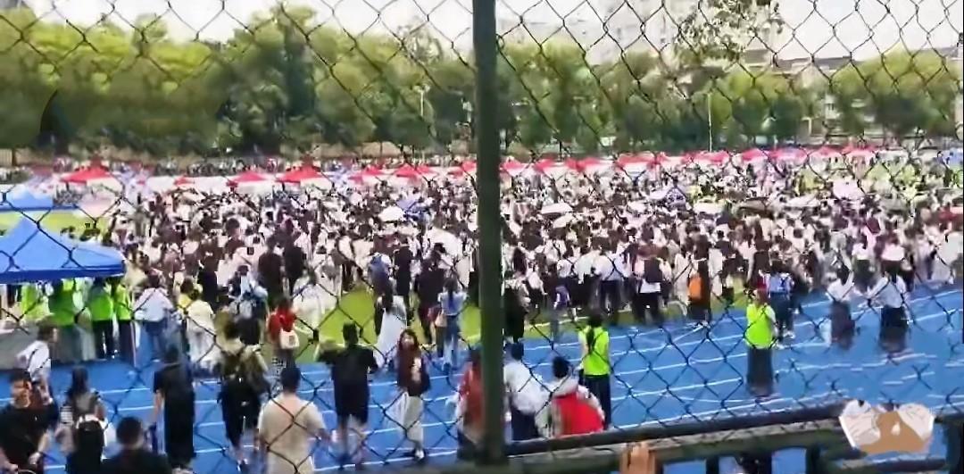 重庆北碚区举办的招聘大会来了，此次招聘岗位需求1000余人，却吸引了3万多人参与