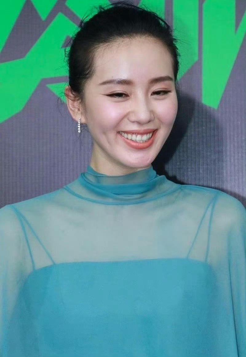 刘诗诗五官好精致，皮肤也好嫩​​​​